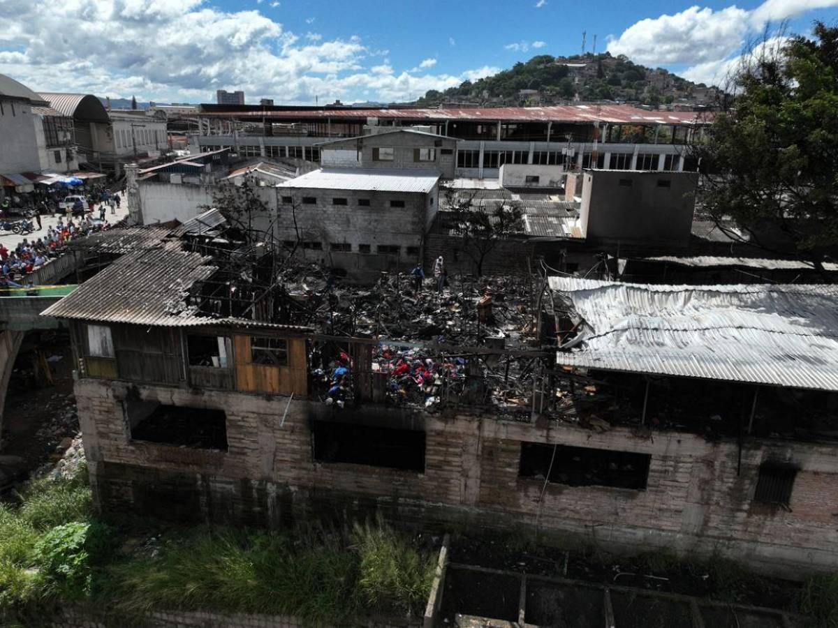 Vista aérea del desastre provocado por incendio en mercado aledaño a Las Américas