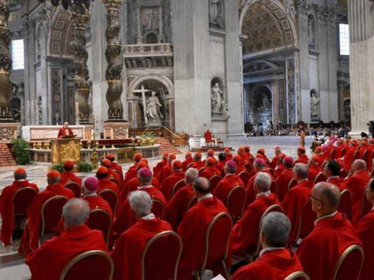 Con multitud de fieles y oraciones: así fue la misa Pro eligendo pontífice en el Vaticano