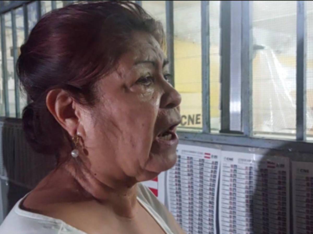 ¡A oscuras y cansados! Miles de hondureños se mantienen en centros de votación que abrieron tarde