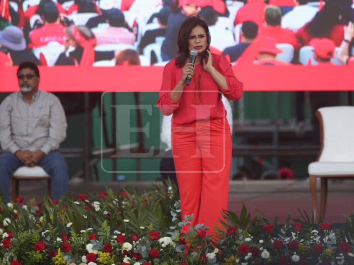 Con pancartas bipartidismo no volverá, colectivos de Libre recibieron a Rixi Moncada en la capital