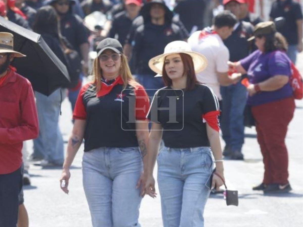 Sonrisas y estilo: Ellas robaron miradas en la marcha del Día del Trabajador en Honduras