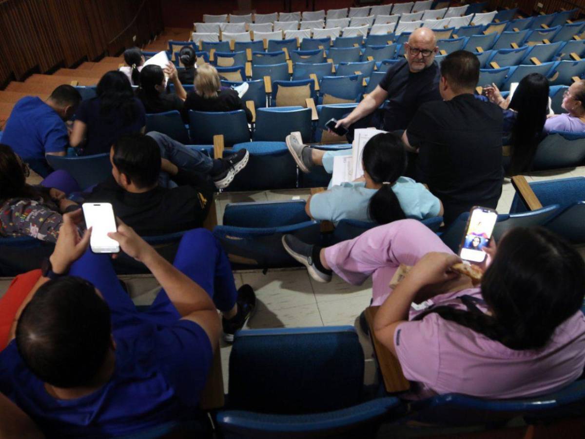 Médicos en asambleas informativas suspenden consulta externa por falta de pagos