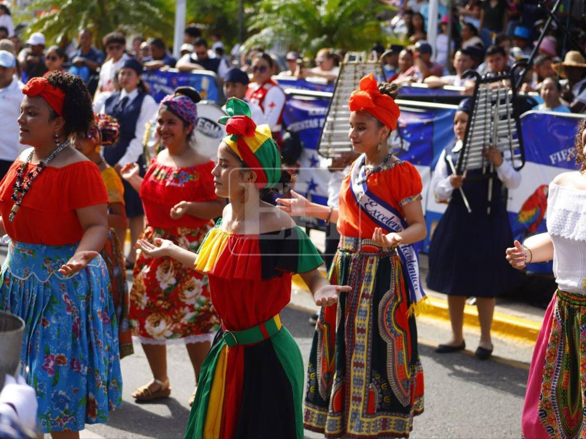 Colores vibrantes, alegría y orgullo patrio llenan las calles de Honduras este 15 de septiembre