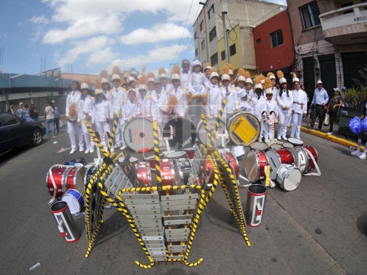 Bandas y palillonas engalanan los desfiles escolares en Tegucigalpa