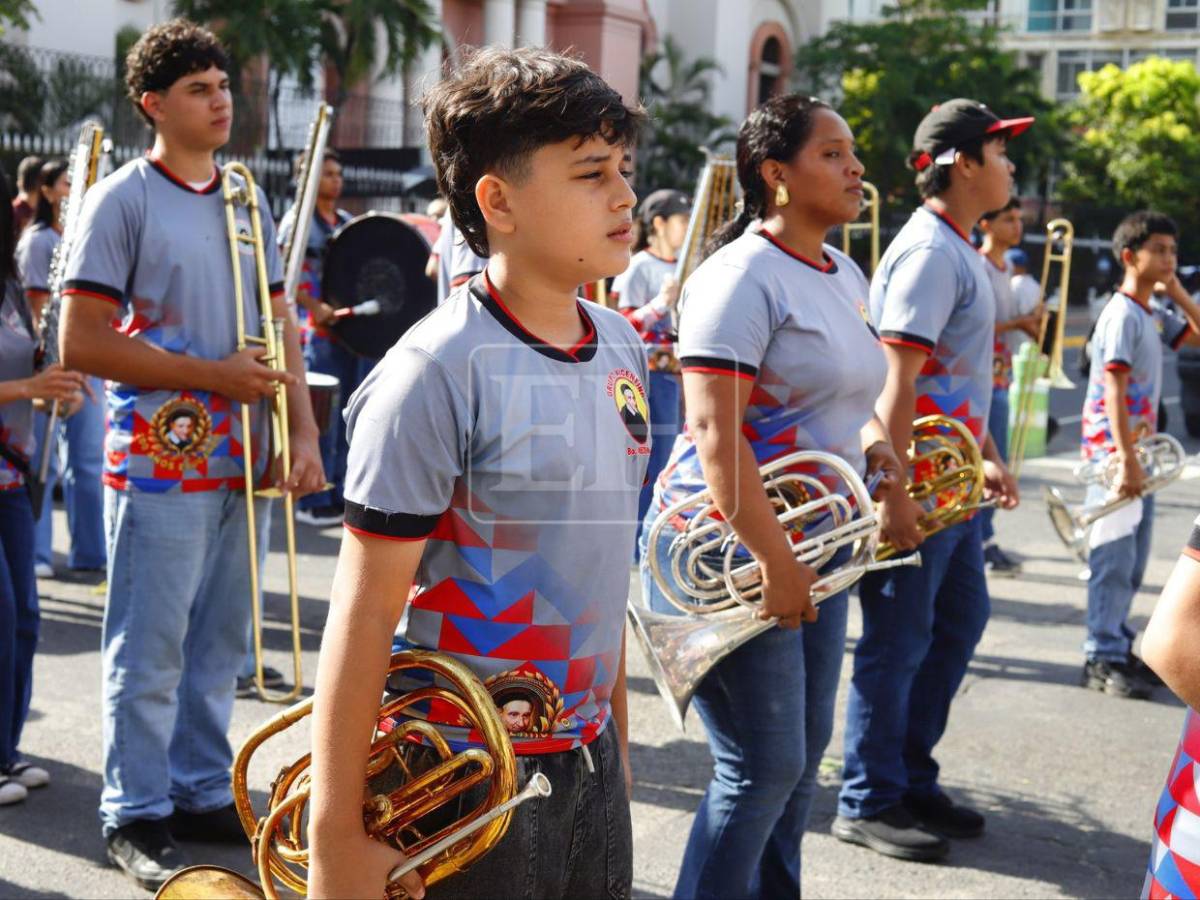 Con bandas y pancartas, estudiantes desfilan en SPS por el Día de la Alfabetización
