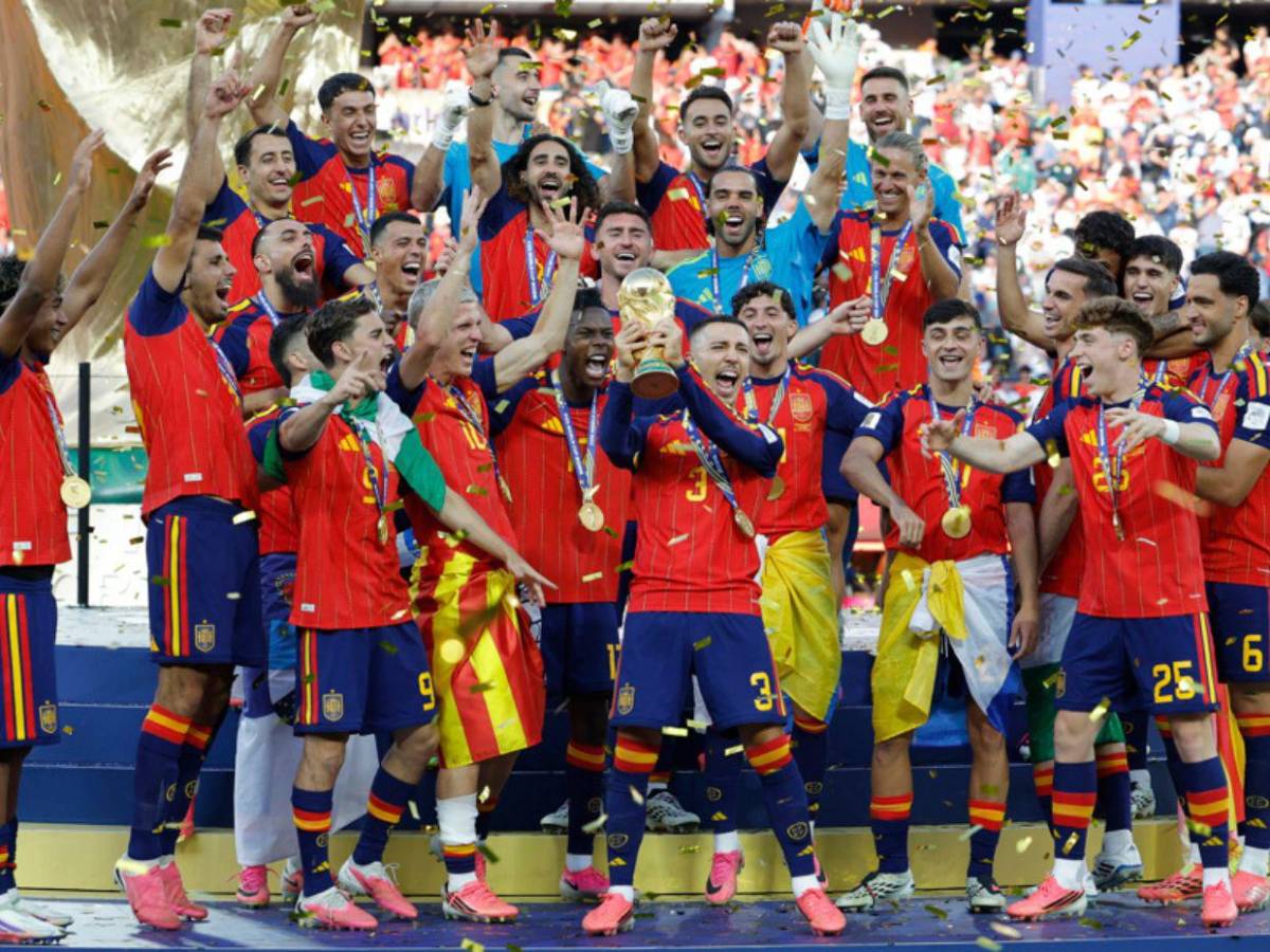 Lágrimas de felicidad y algarabía en las calles: así celebra España su segunda Copa del Mundo