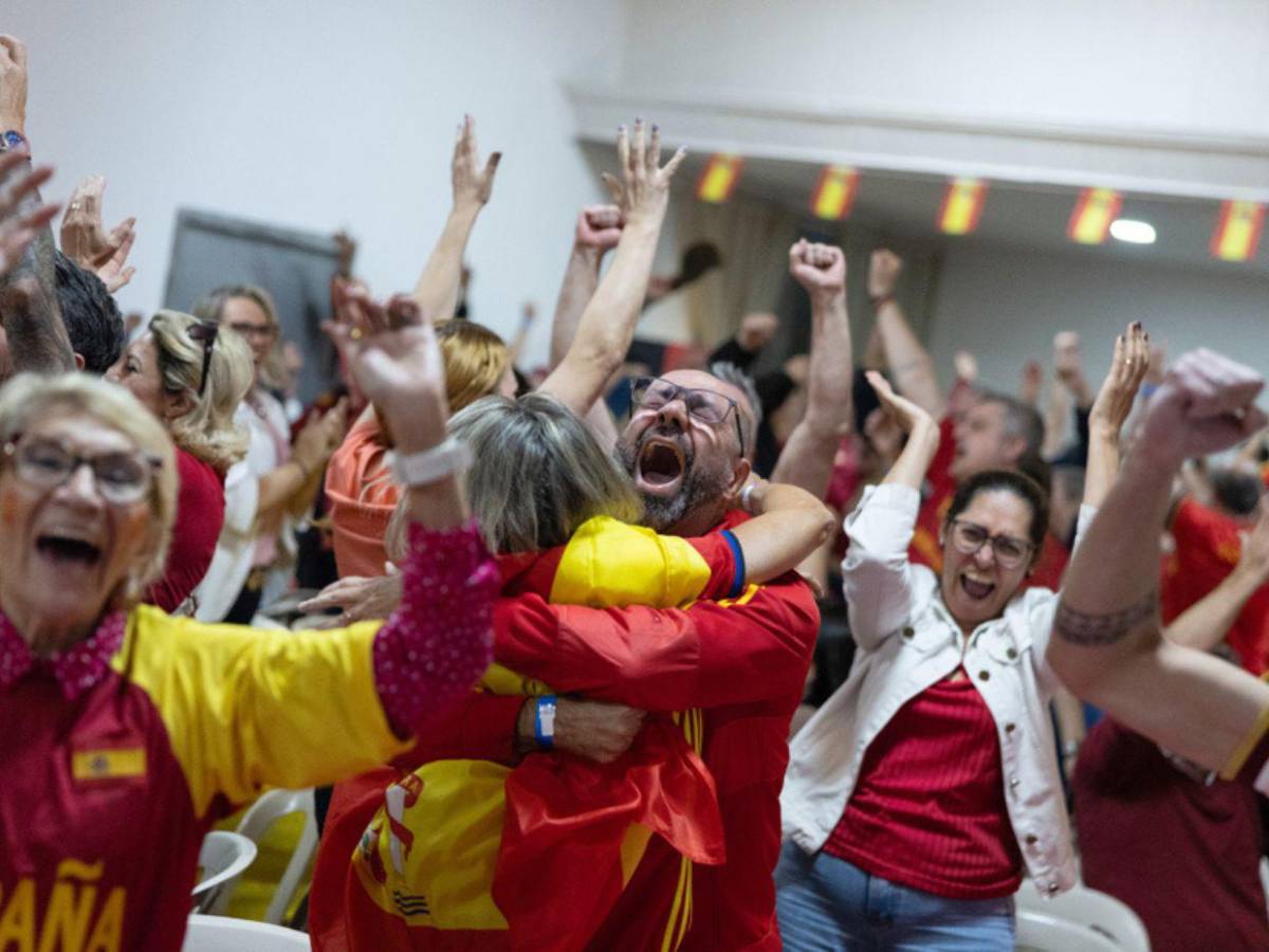 Lágrimas de felicidad y algarabía en las calles: así celebra España su segunda Copa del Mundo