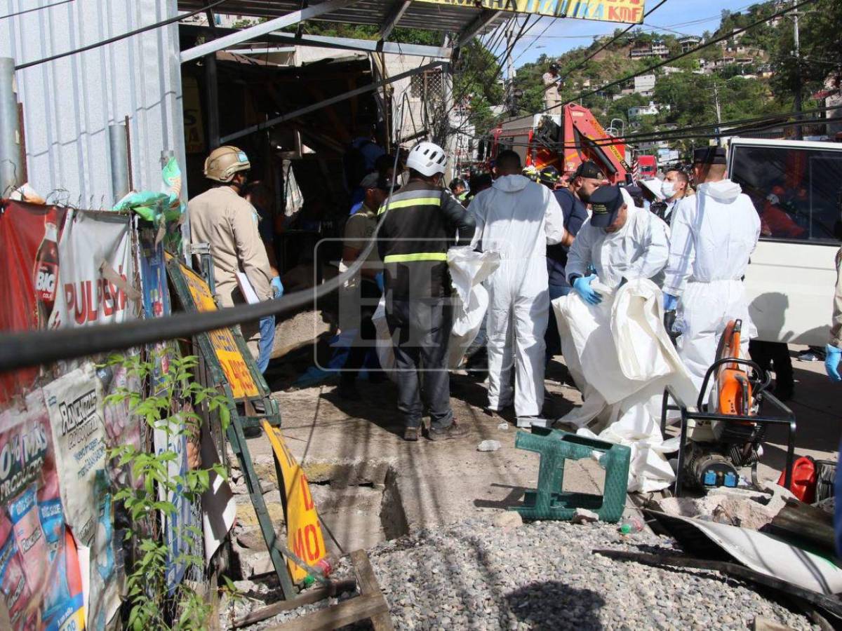 Comienzan a retirar los cuerpos de las víctimas del accidente en Villa Nueva