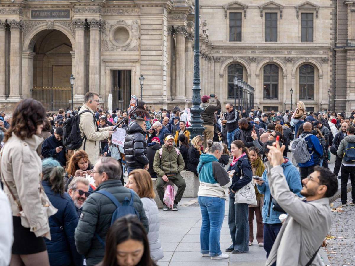 Estudiantes bloquean el acceso al Louvre en apoyo a las protestas de los institutos