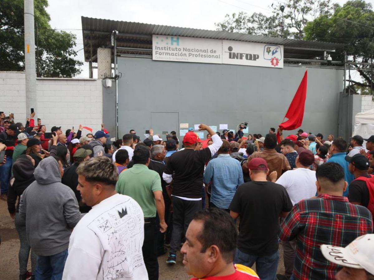 Colectivos de Libre mantienen presencia frente a Infop pese a desalojo de la Policía Nacional