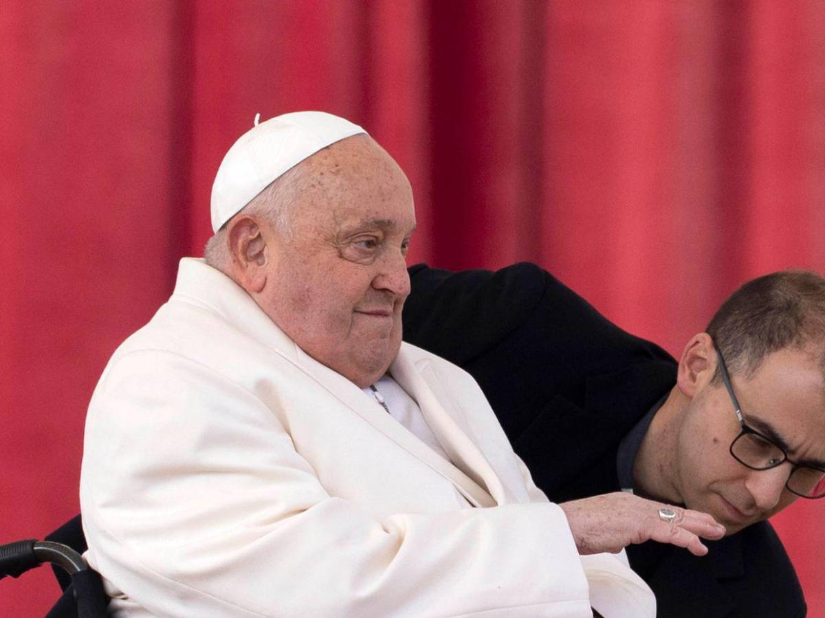 Un pulmón, ciática y neumonía: los problemas de salud del papa Francisco