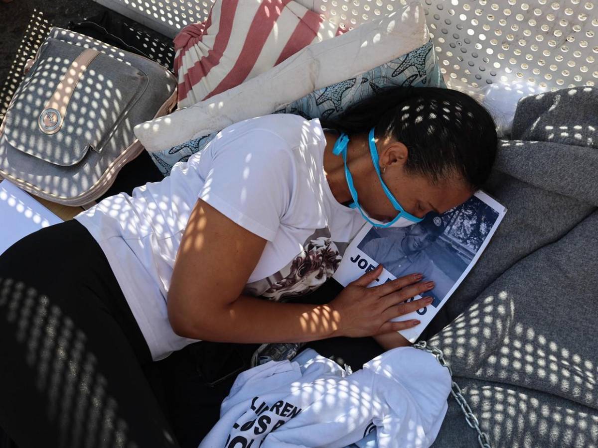 Encadenados y en huelga de hambre: el clamor de familiares por presos políticos en Caracas