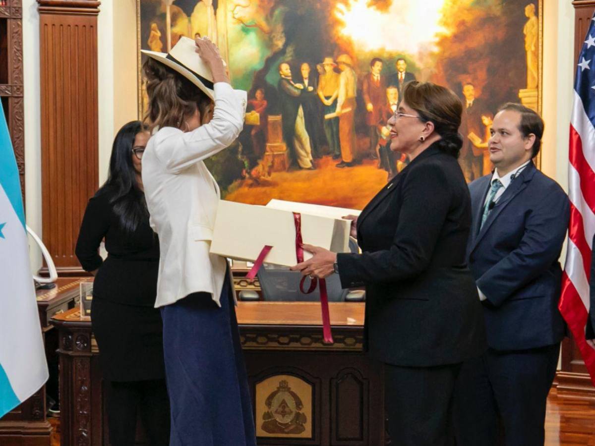 ¿Qué le regaló Xiomara Castro a Kristi Noem, secretaria de Seguridad Nacional de EE UU?