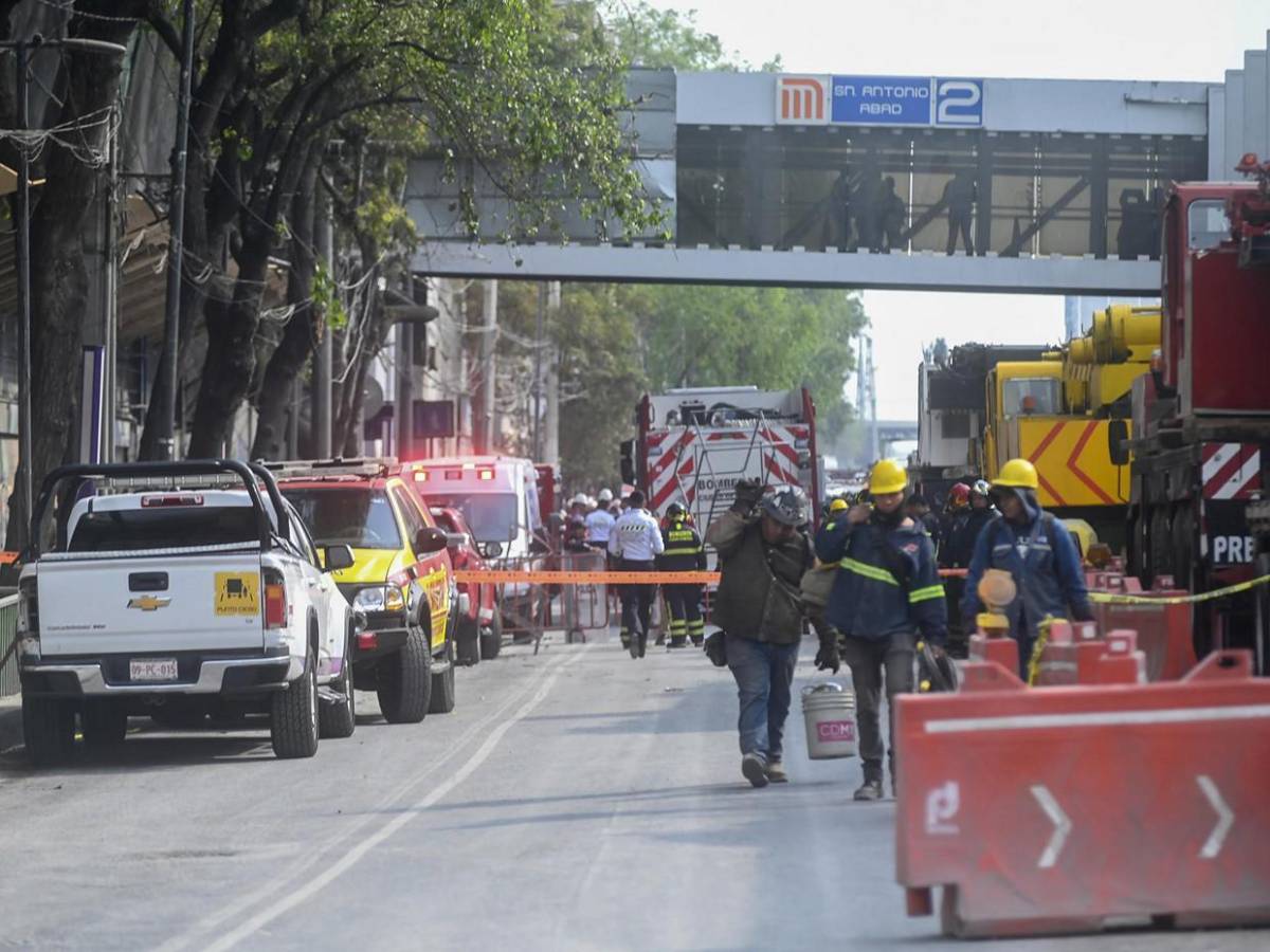 Destrozos tras colapso de edificio en centro de México; hay tres personas atrapadas
