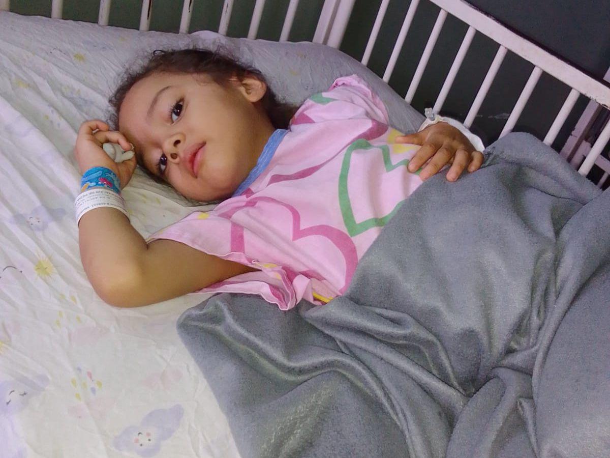 La pequeña Alison necesita ayuda para salir de una peritonitis