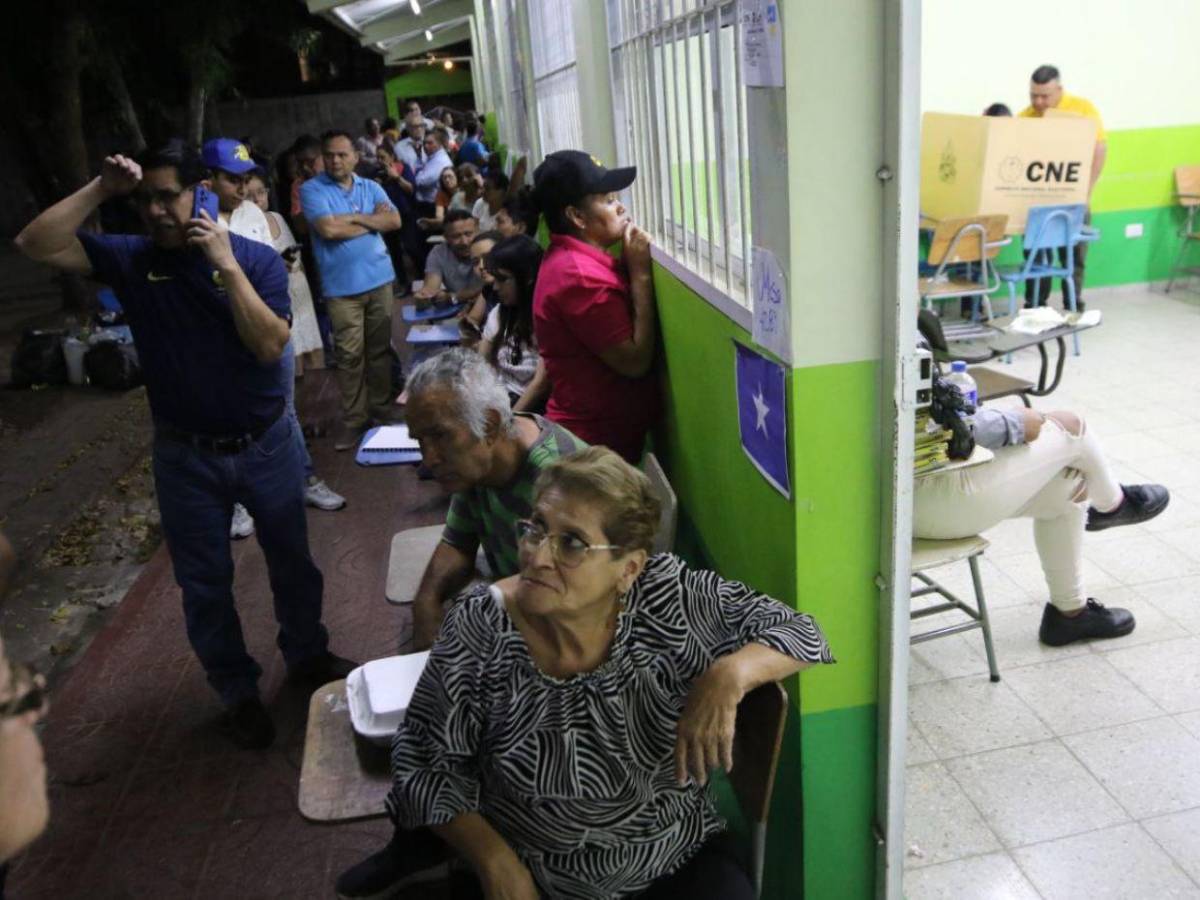 ¡A oscuras y cansados! Miles de hondureños se mantienen en centros de votación que abrieron tarde