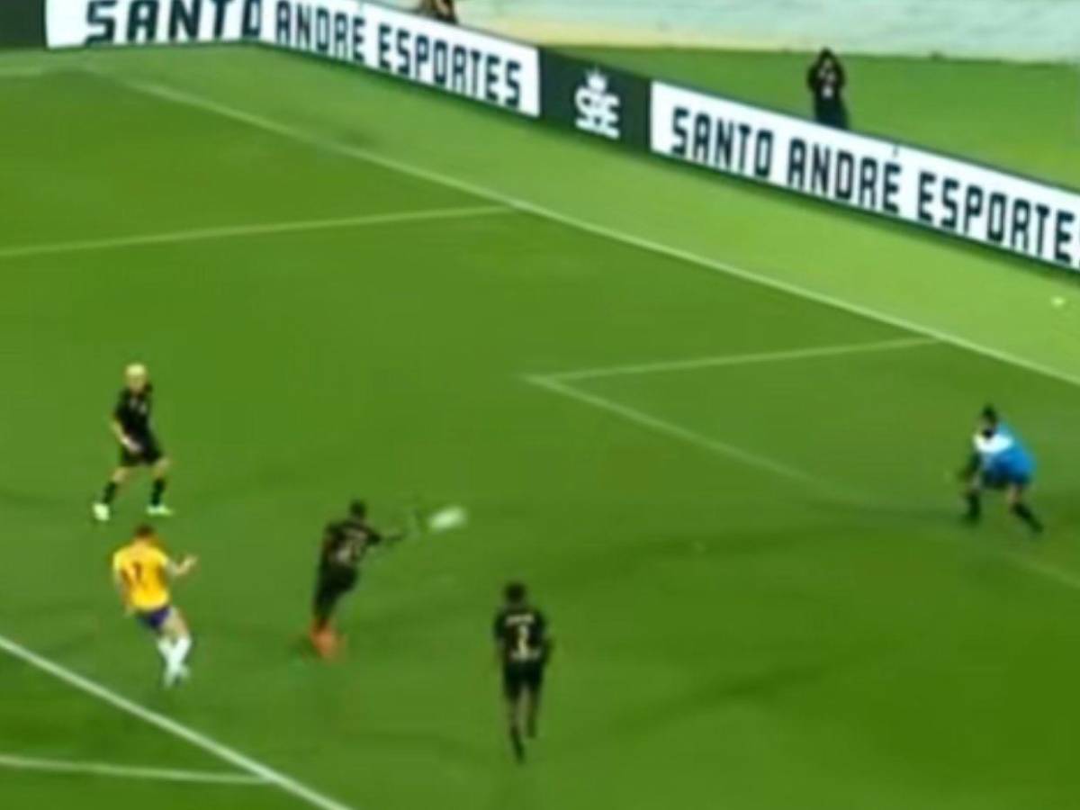 Juninho Manella sorprende al besar camiseta de Honduras tras su gol para Brasil