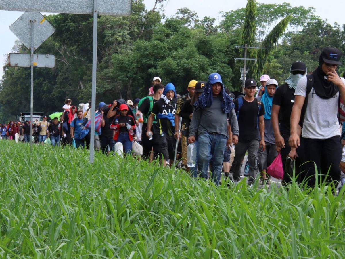 Hondureños y más migrantes dejan todo atrás y emprenden caravana en busca del “sueño americano”