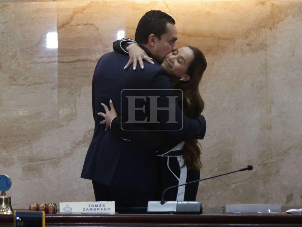 Con un romántico beso: esposa de Tomás Zambrano lo felicita tras asumir la presidencia del CN