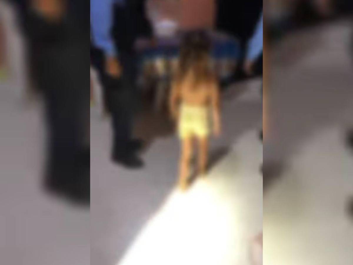 Estaban sin ropa y amarrados a una puerta: madre dejaba solos a sus hijos mientras salía a vender