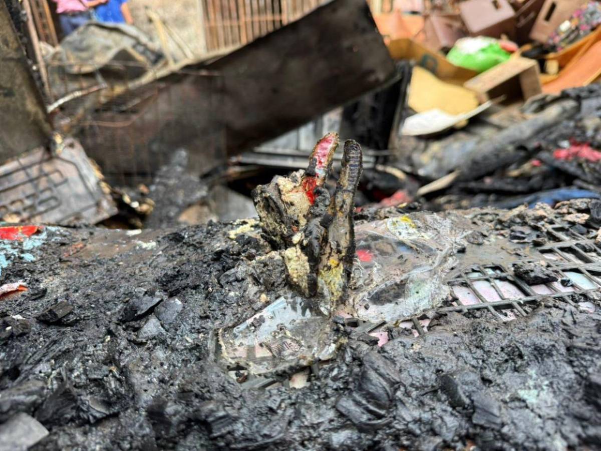 Bajo escombros quedan años de esfuerzo de vendedores tras incendio en el mercado Galindo