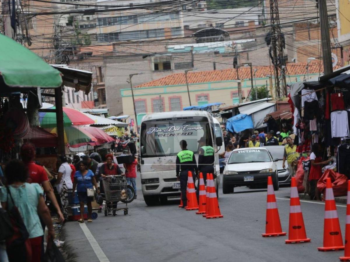 ¡Despejadas! AMDC libera aceras de la cuarta avenida de Comayagüela