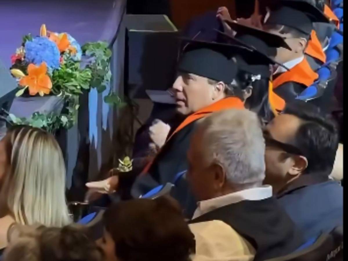 Cristian Castro demuestra que nunca es tarde: se gradúa de preparatoria a los 51 años