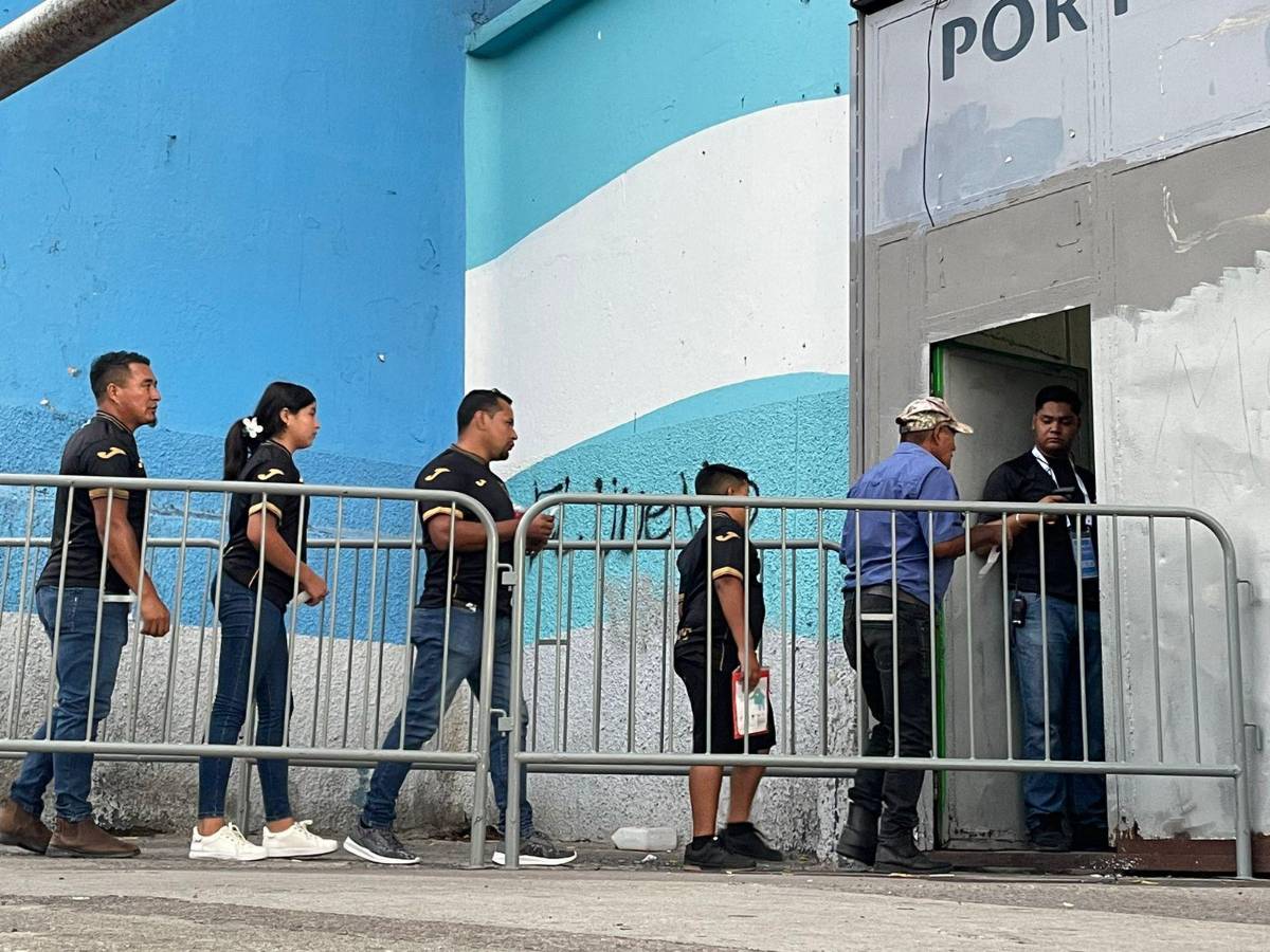 Periodista sorprende y beso a la copa: Ambiente previo al partido entre Honduras y Nicaragua
