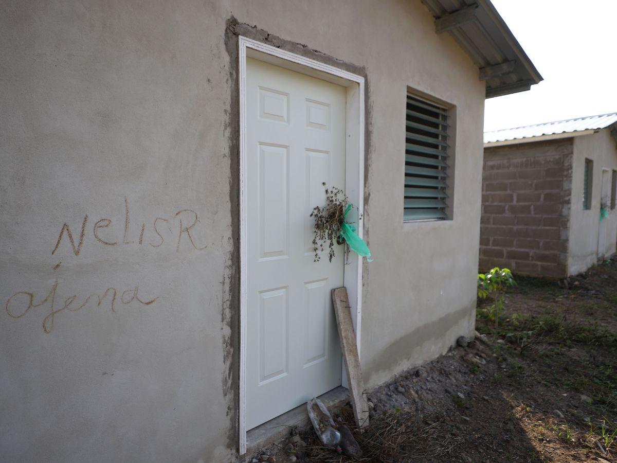 $!En los proyectos de Olanchito, Yoro, las familias están desesperadas y hasta han llegado a marcar las casas, sin que se hayan terminado.