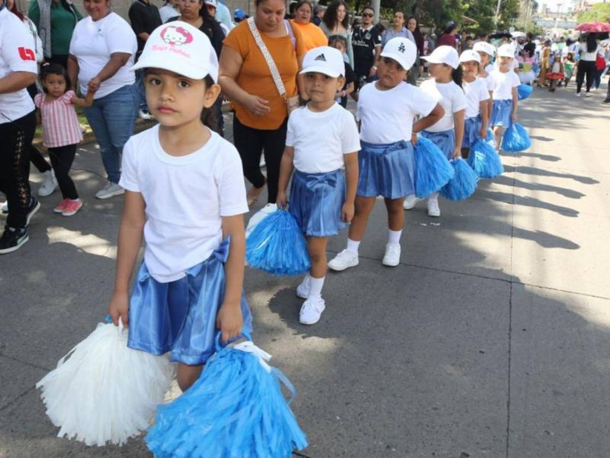 Portando los colores patrios, niños de preescolar rinden homenaje a Honduras