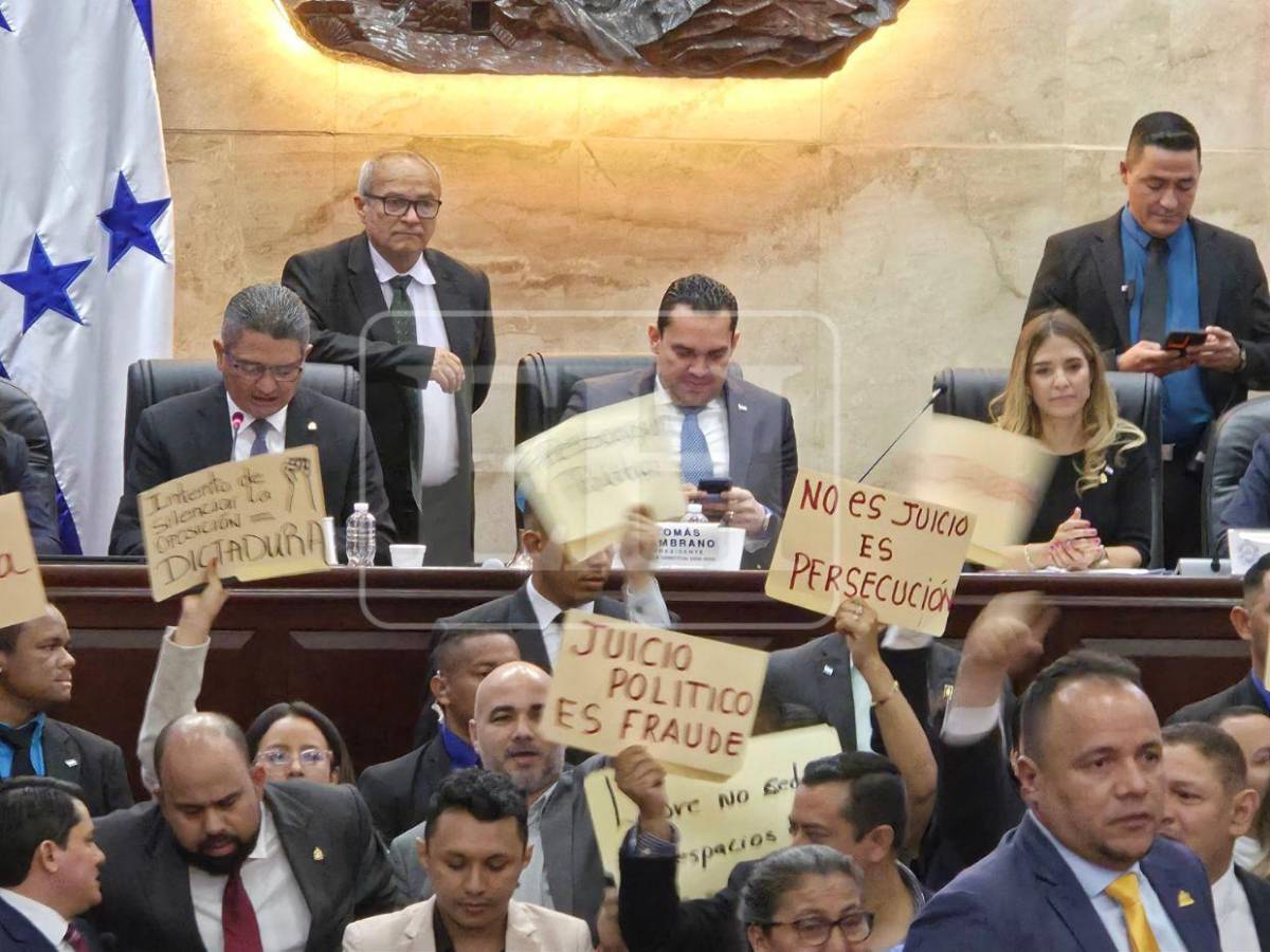 'No más persecución': protestas de Libre irrumpen en lectura del informe final del juicio político en el CN