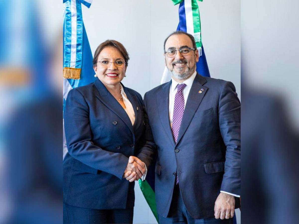 Xiomara Castro se reúne con el presidente de la CAF