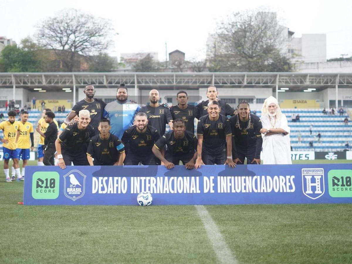 El Loco de la Selva y su extravagante atuendo en el partido de tiktokers