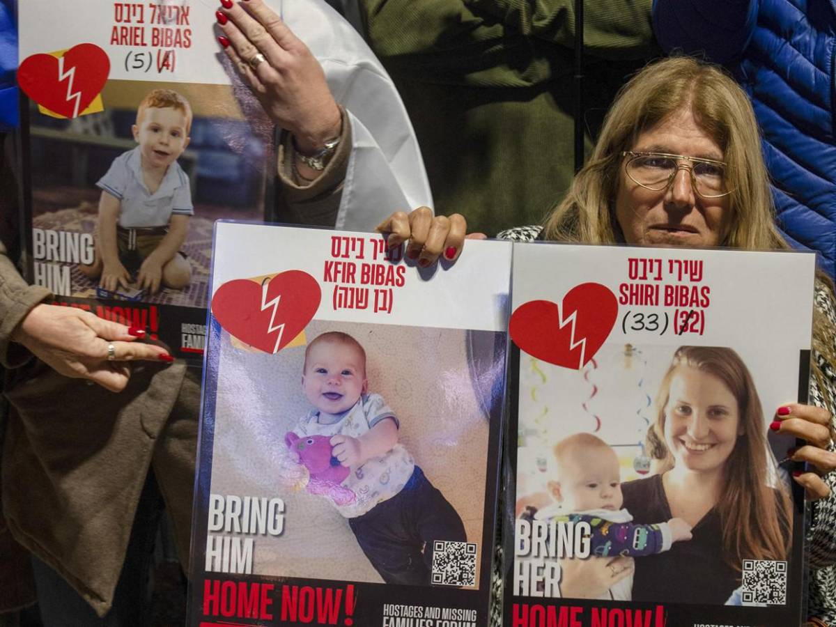 Dolor y rabia en último adiós a cuerpos de rehenes entregados por Hamás