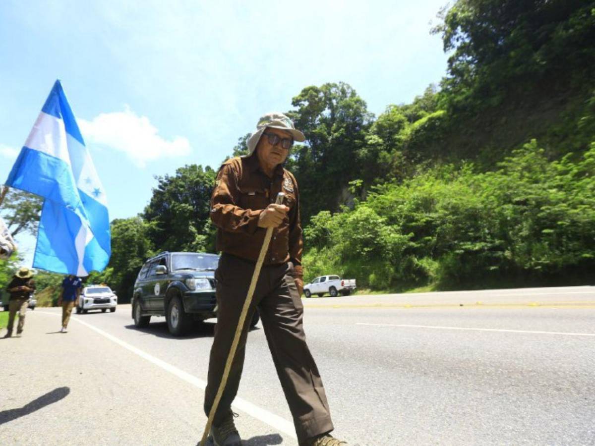 Padre Leopoldo sigue su camino a la capital por la democracia y el diálogo