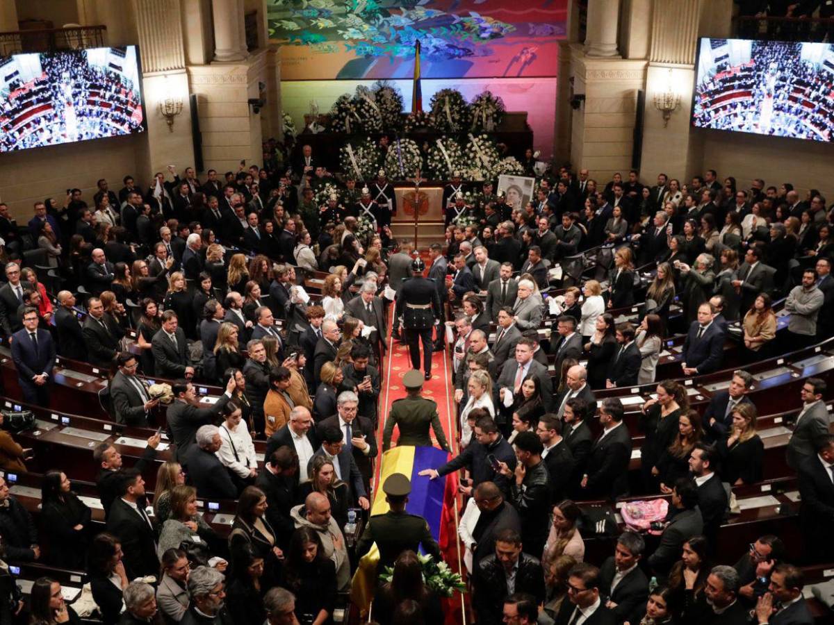 Decenas de personas dan el último adiós a Miguel Uribe Turbay