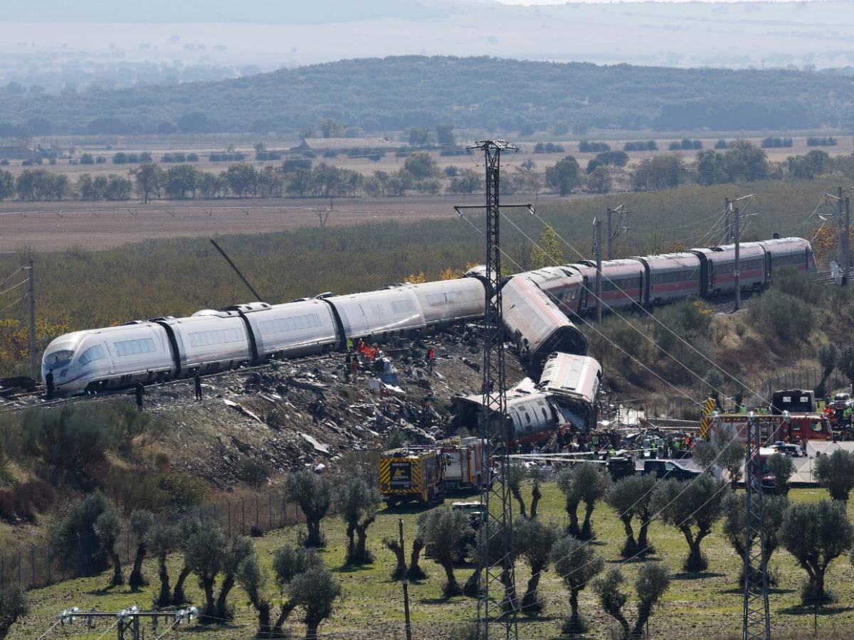 Sé que está ahí: familias mantienen la esperanza tras accidente de trenes en Toledo