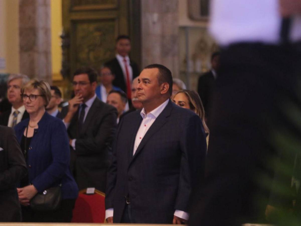 Gabinete de gobierno, políticos y diplomáticos ante la Patrona de Honduras