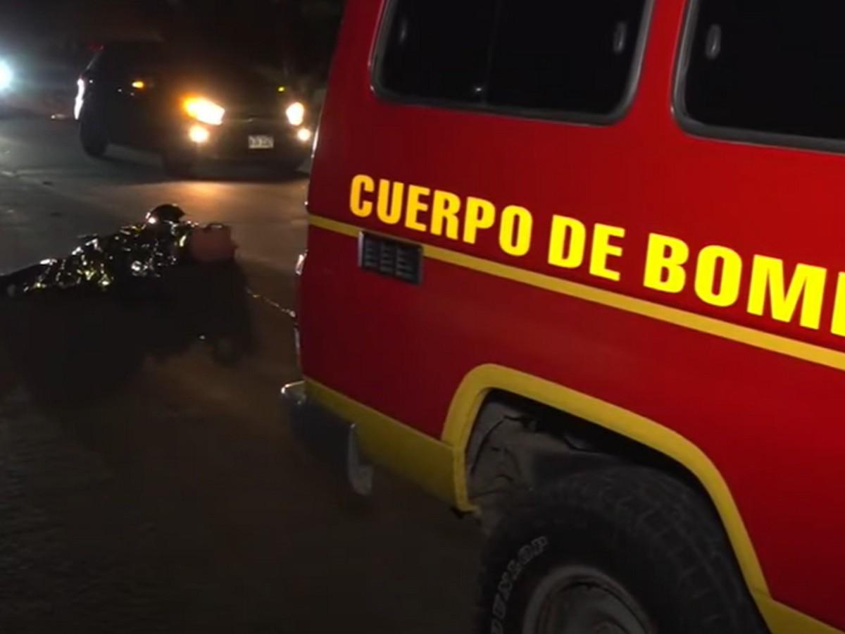 Elementos del Cuerpo de Bomberos acudieron a la escena, pero el motociclista ya no tenía signos vitales.