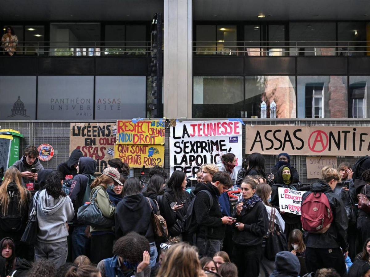 Saqueo de un instituto y choques con la Policía marcan protestas en Francia