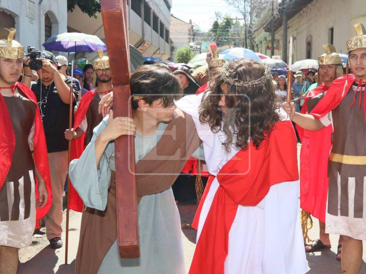 Desde su condena hasta su muerte: así se recorrieron las 14 estaciones del viacrucis