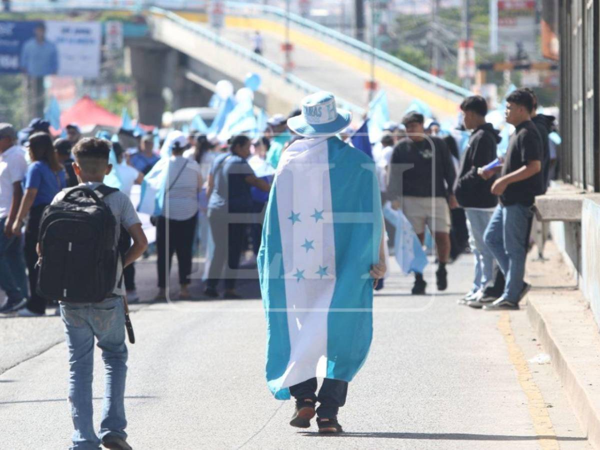 Por la libertad y la democracia, cientos de simpatizantes llegan a la movilización del Partido Nacional