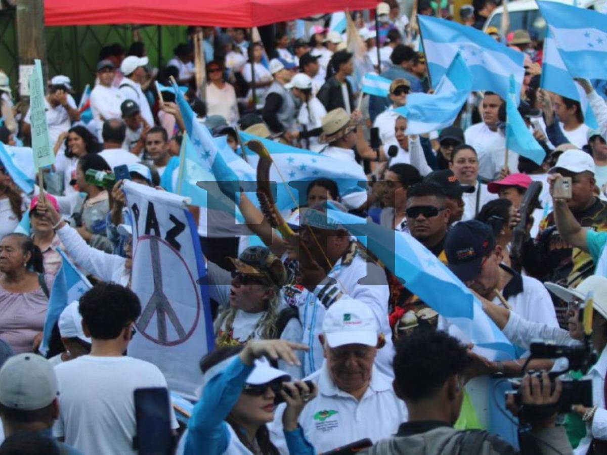 Con oraciones, cánticos y lágrimas finaliza la caminata de las iglesias en Tegucigalpa