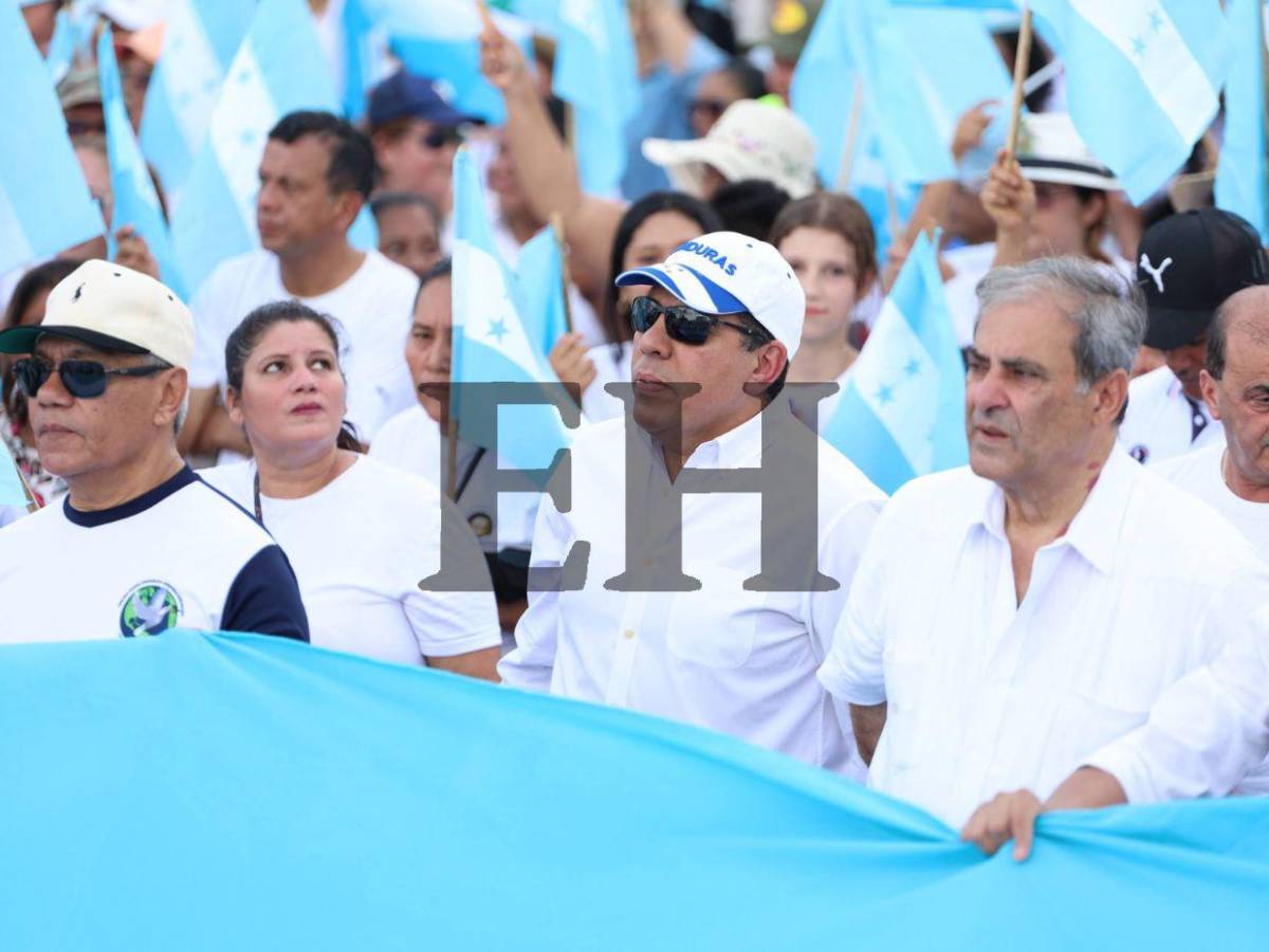 Con fe y devoción, cientos de personas caminaron por la paz y democracia en SPS