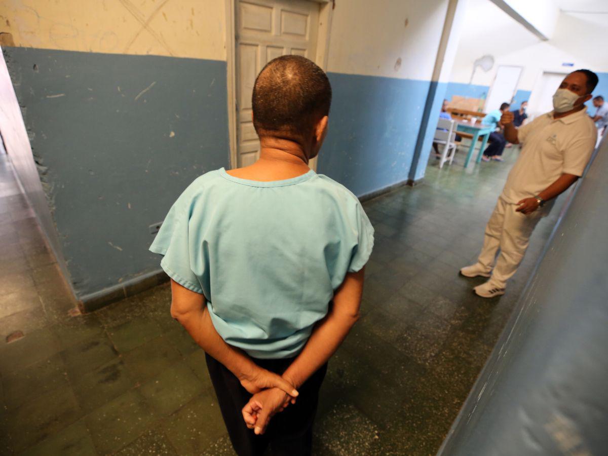 La familia de Pilo vive en una zona de alto riesgo dominada por estructuras criminales, eso se convierte en una piedra más en el camino hacia su liberación del Hospital tras ser abandonado por sus familiares.