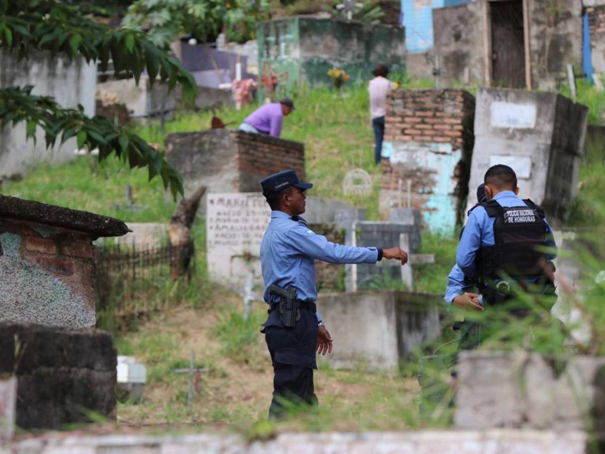 Flores y recuerdos: capitalinos coronan a sus difuntos en el Cementerio General