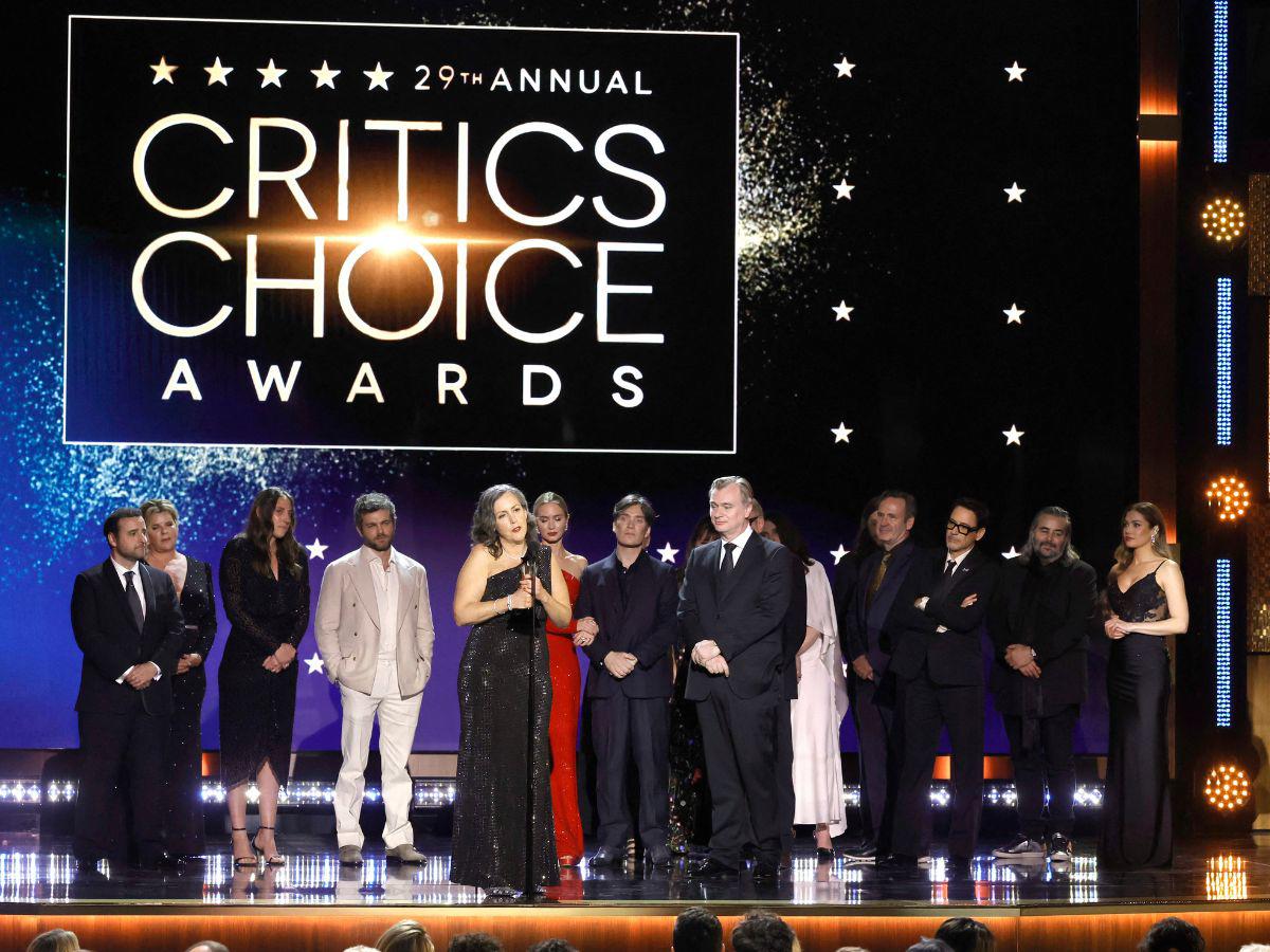 “Oppenheimer” se alza en los Critics Choice Awards
