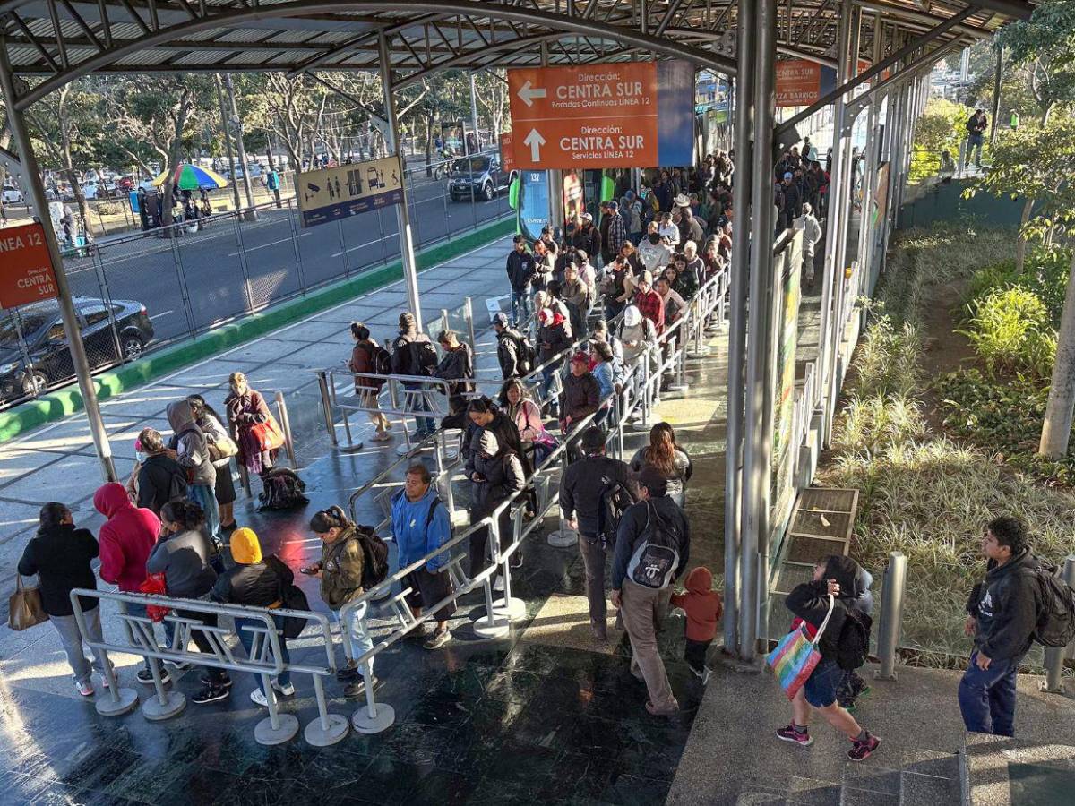 Guatemala vive su primer día en estado de sitio y honra a nueve policías caídos