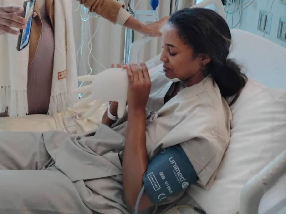 La caída que casi le cuesta la vida: Miss Jamaica demanda a Miss Universo