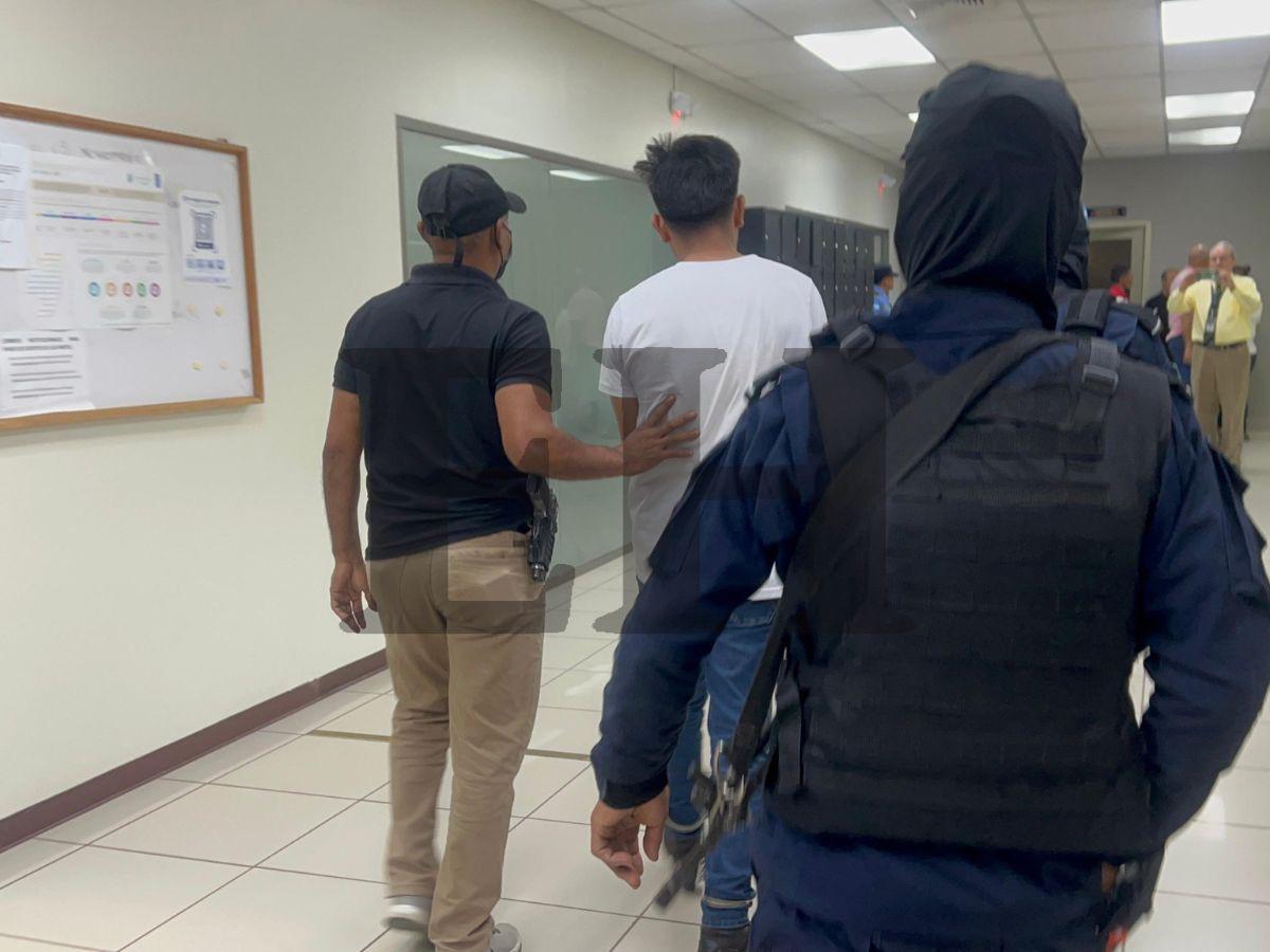 Sonriendo llegó al juzgado Walter Alvarenga, acusado de carbonizar y enterrar a Katherine Fuentes